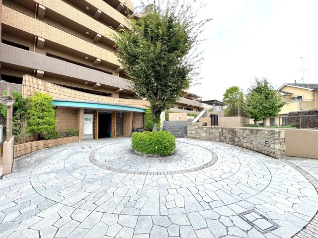 レクセルプラッツァせんげん台弐番館|植栽の緑が美しく彩る、落ち着いた雰囲気のエントランスアプローチです。手入れの行き届いた共用部が、住まう方のステータスと誇りを高めてくれます。穏やかな住宅街に溶け込む、品格漂う外観デザインとなっています