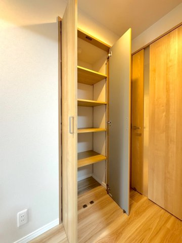 レクセルプラッツァせんげん台弐番館の収納|リビングに設えられた、何かと物が増えがちな空間をすっきりと保つリビング収納です。日用品や掃除用具などをたっぷりとしまっておけるため、いつでも綺麗な居住空間をキープできる頼もしい便利なスペースです。