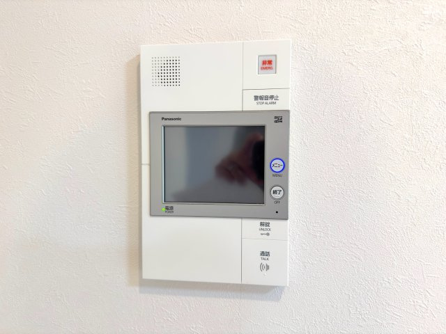レクセルプラッツァせんげん台弐番館のセキュリティ|ご不在時の来訪者を確認できる、安心のTVモニター付きインターホンです。お部屋にいながら訪問者の顔をしっかりと確認できるため、小さなお子様のお留守番時や女性の方にも安心感のある嬉しい防犯設備です。
