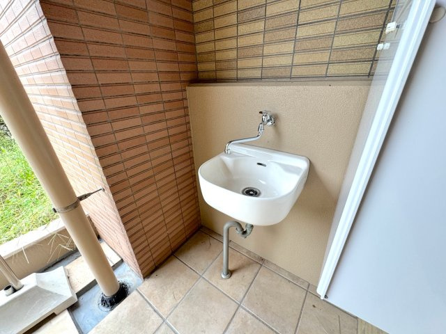 レクセルプラッツァせんげん台弐番館の設備|お掃除や植物の水やりなどにとても便利なバルコニー水栓です。お庭やテラスのお手入れ、ガーデニングを楽しむ際にも手元でサッと水が使えて大活躍します。暮らしの便利をさりげなく広げてくれる嬉しい設備です。