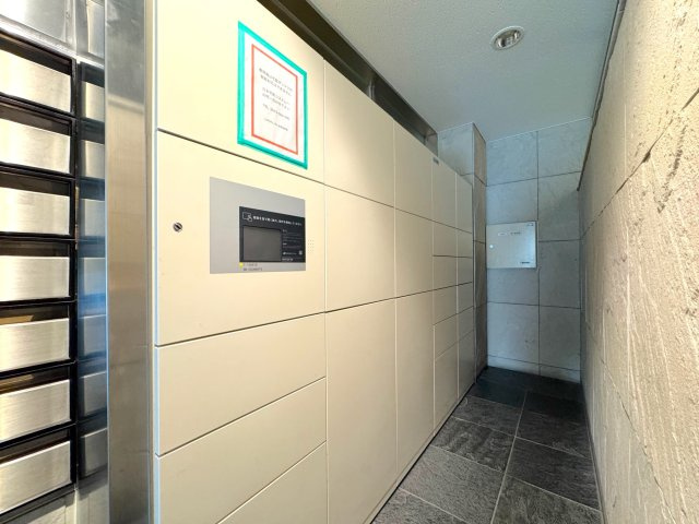 レクセルプラッツァせんげん台弐番館の設備|不在時のお荷物受け取りに大活躍する便利な宅配ボックスです。時間を気にせずお出かけできるため、日中お仕事やご用事でご不在がちなご家族の強い味方です。ストレスフリーな快適な暮らしをサポートします。