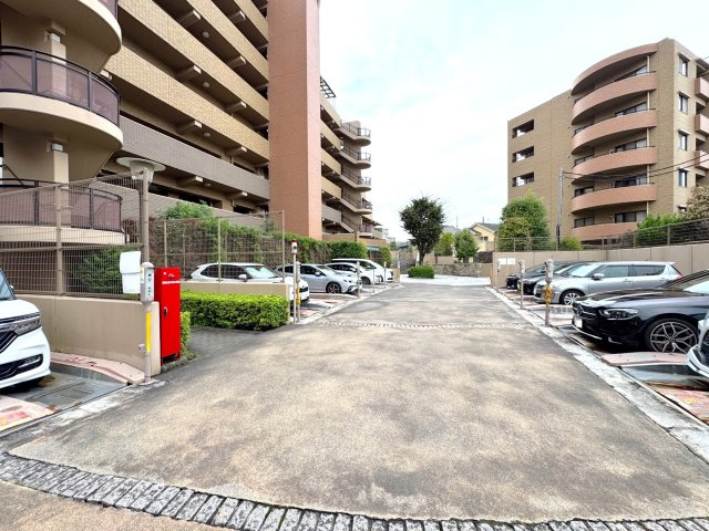 レクセルプラッツァせんげん台弐番館の駐車場|お車の出し入れがスムーズに行える安心の敷地内駐車場です。大切な愛車をいつも身近に停めておけるため、お買い物や遠出のお出かけも快適に楽しめます。空き状況や詳細につきましては、お気軽にお尋ねください。