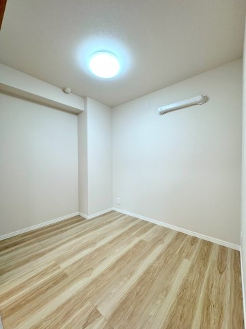 レクセルプラッツァせんげん台弐番館の内装|窓があり多彩な用途にお使いいただける約帖数のサービスルームです。収納スペースとしてはもちろん、趣味のお部屋やテレワーク用のワークスペースとしても柔軟にご活用いただけます。暮らしの幅がぐっと広がります。