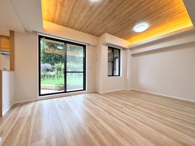 レクセルプラッツァせんげん台弐番館の居間・リビング|ご家族の温かい笑顔と会話が満ち溢れるリビングダイニングの風景です。心地よい光と風を感じながら、ゆったりとくつろぎのひとときをお過ごしいただけます。新しい暮らしのスタートにふさわしい素敵な空間です。