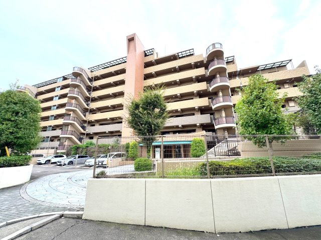 レクセルプラッツァせんげん台弐番館の外観|落ち着いた佇まいが魅力のビッグコミュニティです。きれいに手入れされた共用部や外観が、毎日のお出かけやおかえりを温かく迎えてくれます。周辺環境も整っており、安心して心地よく暮らせる街並みです。