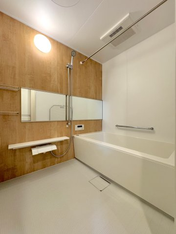 レクセルプラッツァせんげん台弐番館の浴室|新規交換されたピカピカの清潔なユニットバス。一日の疲れをゆっくりと癒やしていただける、心安らぐリラックス空間となっています。雨の日のお洗濯にも便利な浴室乾燥器を備えており、いつでも快適にご利用いただけ