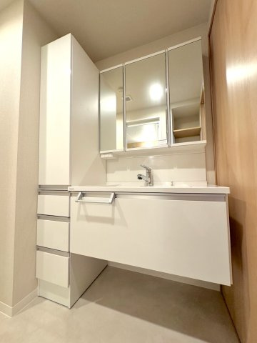 レクセルプラッツァせんげん台弐番館の独立洗面台|毎日気持ちよくお使いいただける、新規交換済みの洗面化粧台。身支度をしやすいたっぷりとした空間があり、朝の慌ただしい時間もスムーズにお使いいただけます。すっきりと片付く収納スペースもご用意しております