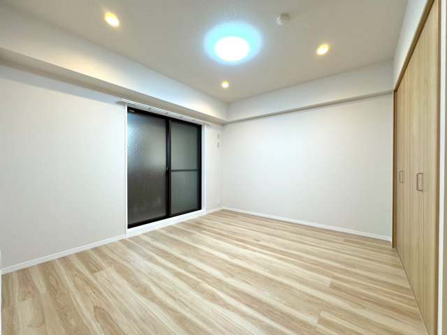 レクセルプラッツァせんげん台弐番館の寝室|7.5帖の広々としたゆとりある洋室です。主寝室としてゆったりとお使いいただけるほか、大きな家具を置いても余裕のあるレイアウトが可能です。大きな窓から光が差し込む、明るく穏やかなプライベート空間です。