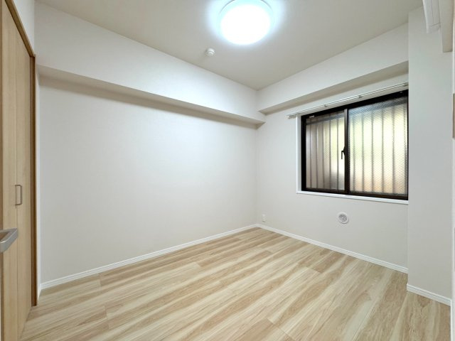 レクセルプラッツァせんげん台弐番館の子供部屋|4.7帖の明るく使い勝手の良い洋室です。子供部屋としてはもちろん、お仕事や趣味に集中できる書斎スペースとしてもぴったりの空間です。収納スペースも備えており、お部屋をすっきりと広くお使いいただけます。