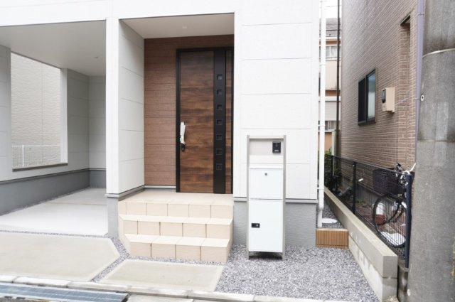 越谷市蒲生4丁目 未入居戸建の玄関