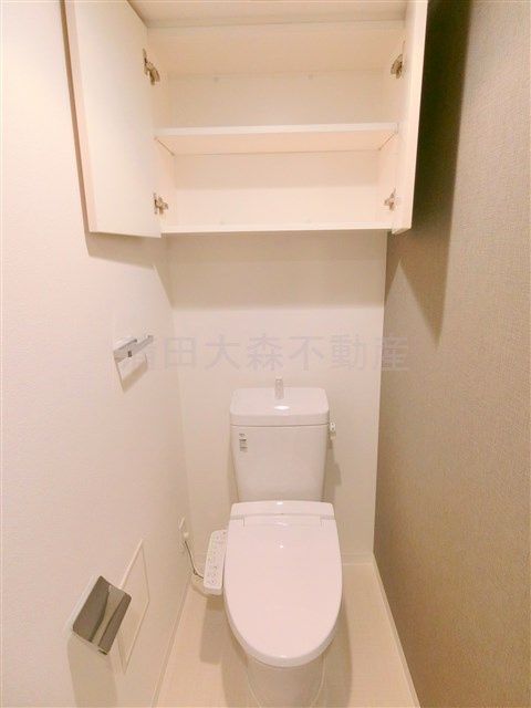 ハーモニーレジデンス東京羽田スカイブリッジのトイレ|棚収納と恩師暖房便座付きのトイレ
