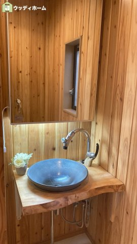 越谷市七左町1丁目　中古一戸建ての独立洗面台