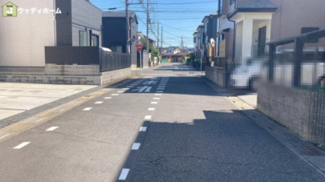 越谷市七左町1丁目　中古一戸建ての前面道路含む現地写真
