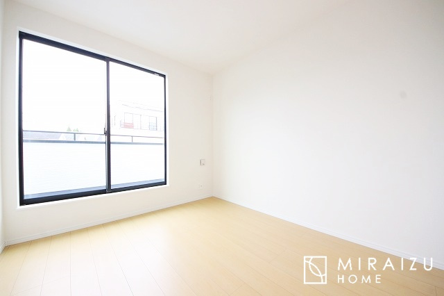 【子供部屋】 | お子様のお部屋にも主寝室にも使えますね。窓が二面についていますので採光もばっちり、空気の入れ替えもOK！自分のお部屋を持ちたいお子様の夢を叶えます！