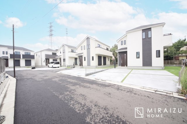 【外観】 | 青く澄み渡った綺麗な空と、陽の光をたっぷりと受ける、そんな新築住宅で新生活をスタートしてみませんか？見学・ご相談等、ミライズホーム(株)までお気軽にご連絡下さい。