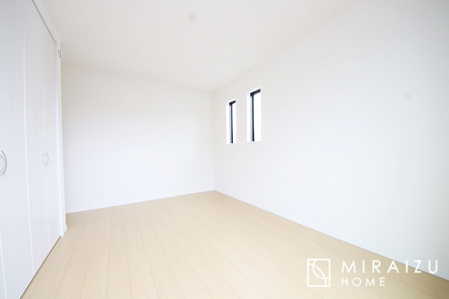 【子供部屋】 | 床のフローリングもオシャレな洋室が嬉しいです。独立性のある住宅ですので、各居室それぞれ、テイストの違うお部屋インテリア造りをしても面白いかもしれませんね！