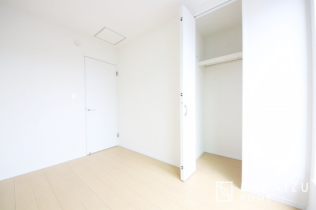 【収納】 | 収納あり、自然な採光ありの洋室。家族みんなが気持ち良く目覚められる、過ごしやすい主寝室などにもお勧め。もちろん、ペットもご一緒に。