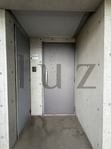 ドールマウスバンクの玄関