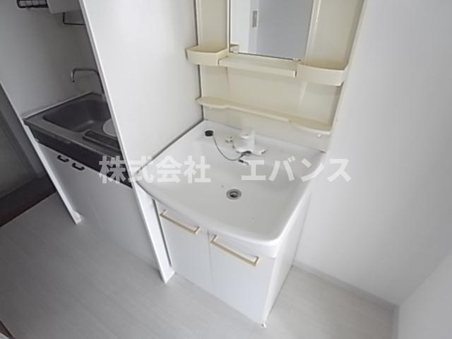 【独立洗面台】 | レジデンスカープ千葉 | 独立洗面台、小物を置くことができて便利です