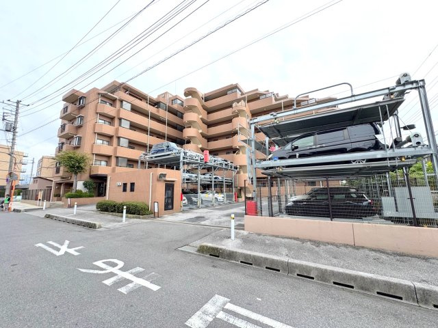藤和シティコープ草加新田の外観|落ち着いた佇まいが魅力の「藤和シティコープ草加新田」。管理体制良好なRC造7階建てマンションです。周辺にはスーパーやコンビニ、小学校が徒歩圏内に揃っており、子育て世帯にもおすすめの住環境です。
