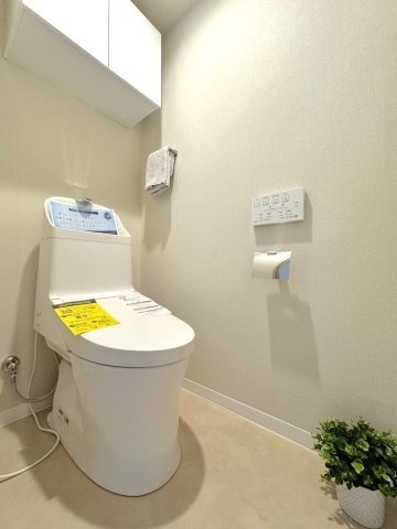 藤和シティコープ草加新田のトイレ|毎日使う場所だからこそ嬉しい、温水洗浄便座付きの快適なトイレ空間。新規リノベーションにより清潔感も抜群です。落ち着きのある空間で、ゆったりとリラックスしてお使いいただけます。