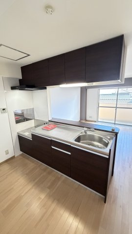大丸西原マンションのキッチン|ご家族との会話を楽しみながら、お子様の様子を見ながらお料理ができます♪