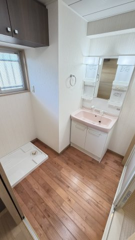 大丸西原マンションの洗面所|戸棚もついて便利な脱衣所スペース♪