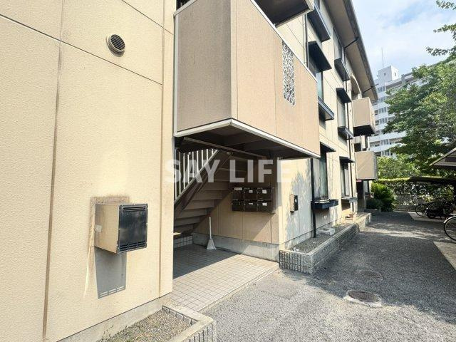 若草ハイツのエントランス