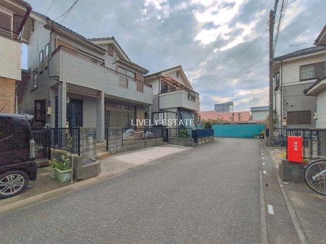 越谷市七左町6丁目 中古戸建の前面道路含む現地写真