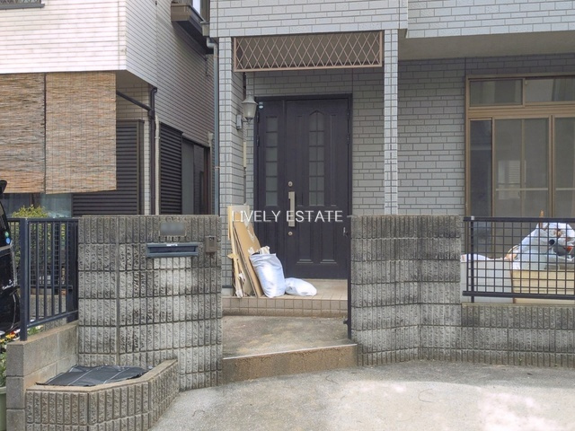 越谷市七左町6丁目 中古戸建の玄関