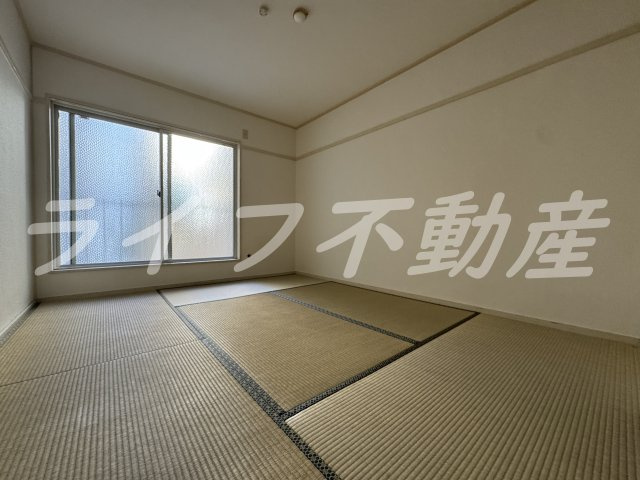 メゾンロータリーの居間・リビング|こちらのリビングで趣味の時間をお楽しみください