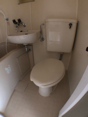 シンプルで掃除のしやすいトイレです♪