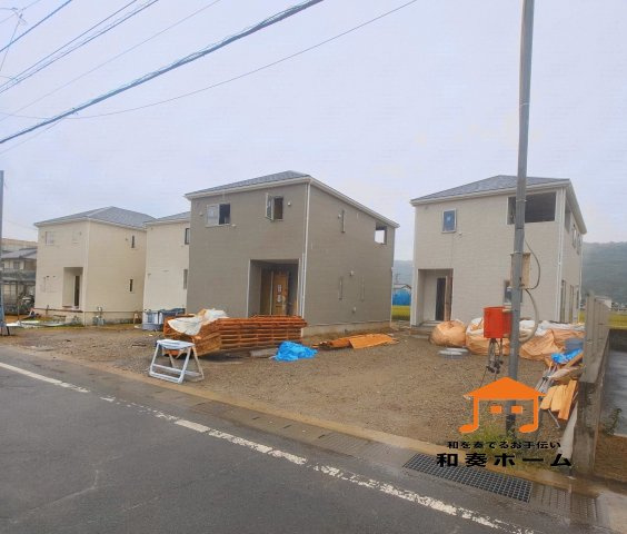 クレイドルガーデン高松市鶴市町第３◇光熱費の負担の軽減が可能なオール電化住宅ですの前面道路含む現地写真|外観
駐車場スペースは３台以上のゆったりとした区画です。入居者以外の出入りが少ないので駐車が苦手な方にも安心です。家族の複数台所有や来客用駐車や将来的な車の増台にも対応しやすいです。