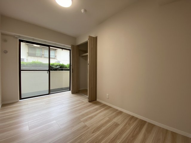 川口原町第２ローヤルコーポの洋室|シンプルな形状で家具の配置がしやすい洋室4.4帖（間取り図右側上から3番目）。趣味の部屋や衣装部屋など多目的に活躍します。すっきりとまとまった空間設計で、自分好みの居心地の良い部屋を作れます。