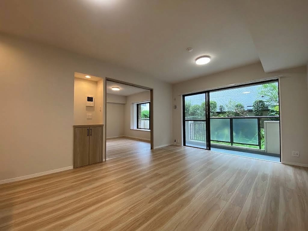 川口原町第２ローヤルコーポの居間・リビング|大きな窓から明るい光と心地よい風が舞い込む解放的なLDK。家族との会話が自然と弾むアットホームな雰囲気が魅力です。お気に入りのインテリアをレイアウトして理想の住空間を実現できます。
