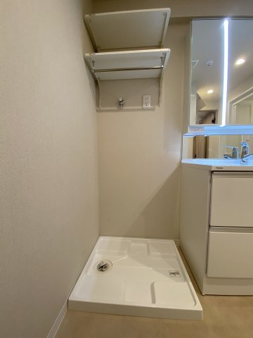 川口原町第２ローヤルコーポのランドリースペース|洗濯機置場周辺には洗剤等を置けるスペースがあり、毎日の洗濯作業も効率的に行える設計になっている便利なランドリースペース。家事動線にも配慮されており日々の家事を快適にサポートします。