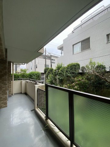 川口原町第２ローヤルコーポのバルコニー|陽当たり・通風ともに良好で爽やかな風が吹き抜けるバルコニー面積17.00㎡の広々スペース！洗濯物をたっぷりと干せるのはもちろん、気分転換の外気浴やプチガーデニングなど多目的に活躍します。