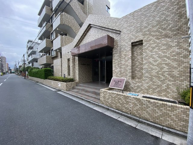 川口原町第２ローヤルコーポ|重厚感と気品あふれるアプローチが住まう方や訪れる方を温かく迎え入れます。管理が行き届いた綺麗な共用部は物件の資産価値を高め、毎日気持ちよく帰宅できる安心感と快適さを提供してくれます。