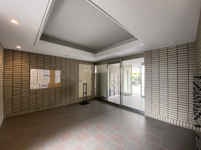 川口原町第２ローヤルコーポのエントランス|清潔感に満ちたエントランスホールは、住まいの第一印象を高める上質な空間です。管理体制の良さが一目で伺え、防犯性や居住性の高さも感じられます。日々の暮らしに安心感と誇りをもたらす設計です。