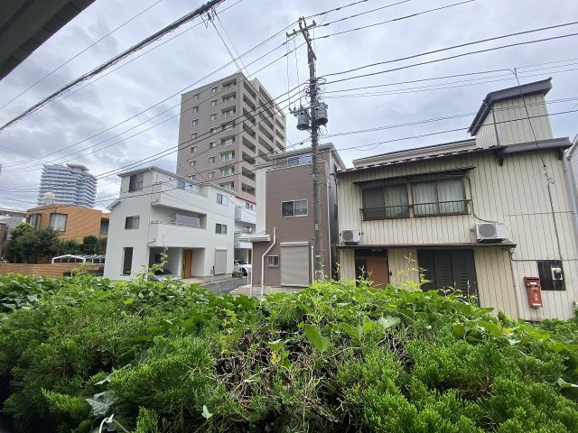 川口原町第２ローヤルコーポのバルコニー|陽光が心地よく差し込むバルコニーは、二面バルコニーならではの優れた通風と抜群の眺望が魅力です。心地よい風を感じながら青空を仰ぎ、日常の忙しさを忘れて開放的なひとときを過ごせる贅沢な空間です。