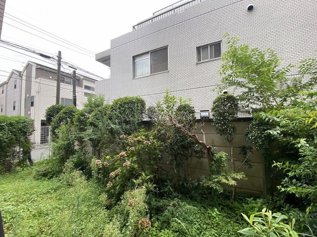 川口原町第２ローヤルコーポの庭|戸建て感覚でガーデニングやアウトドアが楽しめる専用庭面積53.00㎡！お子様やペットの遊び場としても大活躍する広大なプライベート空間で、都市の利便性と豊かな緑に包まれた暮らしを両立できます。