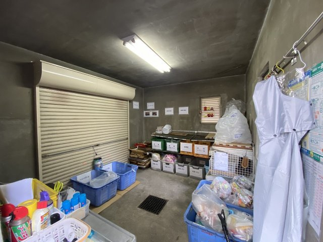 川口原町第２ローヤルコーポのその他共用部分|敷地内に設置された専用のゴミ捨て場。管理体制が行き届いており、整然と保たれた清潔感のある共用空間です。日々の生活ごみ処理もスムーズに行うことができ、快適な暮らしを支えてくれます。
