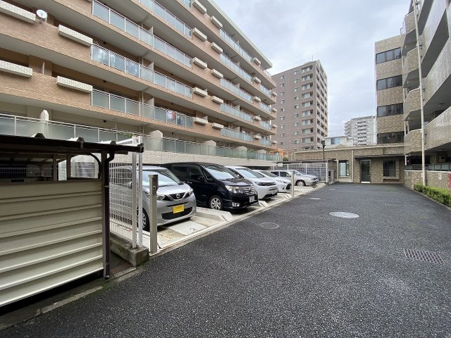 川口原町第２ローヤルコーポの駐車場|敷地内に確保された便利な駐車場空間。大切なお車を身近に保管できるため、日々の通勤やお買い物、週末のドライブやお出かけもスムーズにスタートできます。空き状況等はお気軽にお問い合わせください。