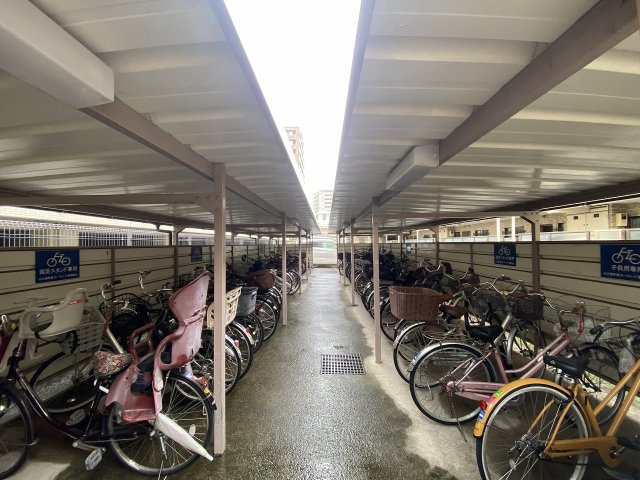 川口原町第２ローヤルコーポの駐輪場|屋根付きで雨や日差しから大切な自転車を守れる敷地内駐輪場。整然と管理されており、日常のお買い物や通勤・通学での自転車利用も快適です。空き状況や利用詳細につきましては気軽にお問合せください。