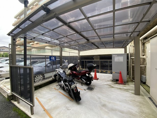 川口原町第２ローヤルコーポの駐車場|大切なバイクを身近に保管できる敷地内のバイク置き場。通勤や通学、趣味のツーリングなどアクティブな暮らしを快適にサポートします。空き状況や区画の詳細につきましてはお気軽にお問問い合わせください。