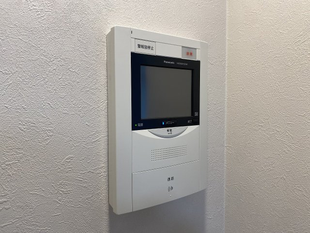 川口原町第２ローヤルコーポのセキュリティ|訪問者の顔を室内からしっかり確認できるTVモニター付きインターホン！録画機能や応答機能を備え、防犯性を大きく高めます。一人のお留守番や小さなお子様がいるご家庭でも安心・安全に暮らせます。