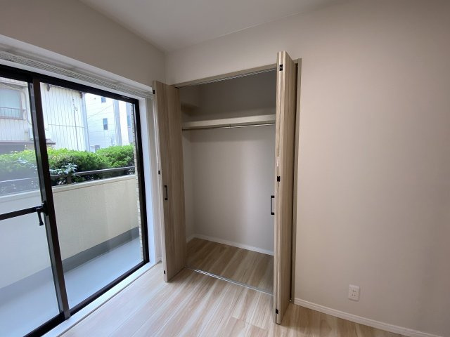 川口原町第２ローヤルコーポの収納|衣類や生活用品をすっきりと整理整頓できる機能的な収納スペースを完備。お部屋の有効スペースを広々と活用できるため、室内を常に美しく快適な状態に保てます。身の回りの整理に大変重宝する設備です。