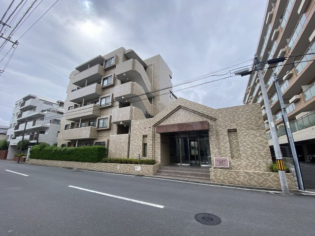川口原町第２ローヤルコーポの外観|落ち着きのあるデザインが魅力的な建物外観。周辺環境とも調和した美しい佇まいで、管理体制も整っており安心感があります。周辺には利便施設も多く、日々の暮らしやすさと快適さを叶える上質な住まいです。