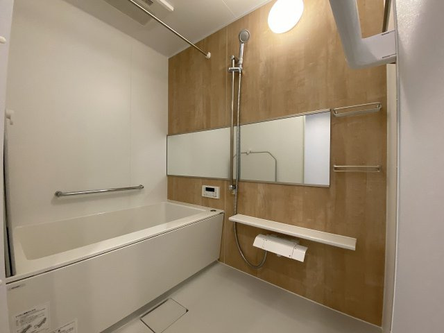 川口原町第２ローヤルコーポの浴室|ゆったりと足を伸ばして一日の疲れを癒やせるリラックス空間のユニットバス新規交換済み！快適な入浴時間をサポートする設備が整い、清潔感のある空間で心身ともにリフレッシュできる至福の時間を過ごせます。
