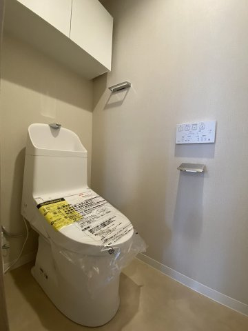 川口原町第２ローヤルコーポのトイレ|快適で衛生的な空間を創出する機能的なトイレ新規交換済み！お手入れがしやすい最新設備を備えており、清潔感を長期間キープできます。毎日の生活に欠かせない場所だからこそ心地よさにこだわった空間です。